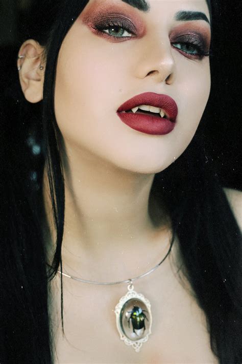 Pin By Karo Martinez On Noche Obscura Vampire Girls Vampire Fashion Vampire