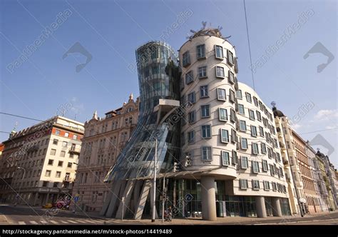 Das tanzende haus ist ein neueres wahrzeichen prags. Tanzendes Haus, Prag, Tschechien | Dancing House ...