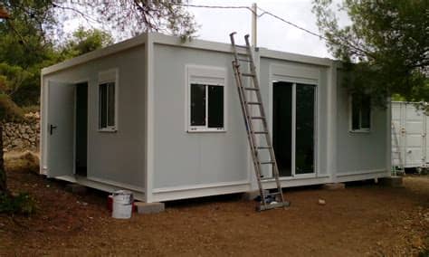 Con acabados viarios en madera, cedral, mortero, tablero de yeso. Casa Prefabricada Montada en Campo