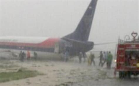 Jika kamu sedang mencari berbagai macam gambar pesawat, berikut merupakan kumpulan pesawat merupakan alat transportasi udara yang banyak dan sudah sering digunakan di zaman yang. Foto Pesawat Sriwijaya Air Mendarat di Pantai Beredar di ...