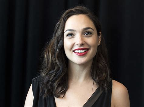 It's an amazing reminder to us all that love is the most powerful force in the world, it can overcome all obstacles and gal gadot. Virginie Ledoyen, Gal Gadot, 女性, 女優, 赤い口紅, 茶色の目, 笑顔, HD ...