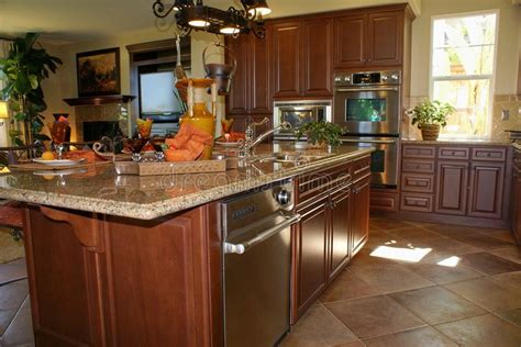 Silestone permite personalizar tu cocina para adaptarse a cualquiera de los estilos que nos podemos encontrar en cualquier lugar del mundo. Cocina hermosa imagen de archivo. Imagen de azulejo ...