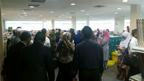Tapi lagi kesian kat aku semua stok jualan aku kena rampas takde satu pun tinggal and paling sedih phone aku pun kena rampas sama. Tuisyen Online Di Rumah: Sasbadi Kena Serbu!!