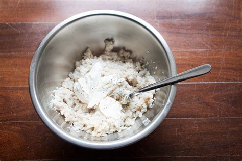 Se non si ha alcuna idea di cosa cucinare per gli ospiti in vista del pranzo domenicale si può decidere di preparare dei ravioli con ripieno di cernia. Ricetta Ravioli di cernia con sugo di gamberi | Agrodolce