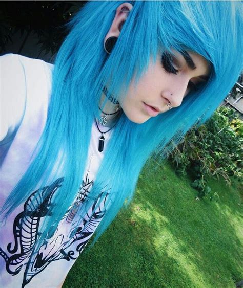 Emo hairstyles for girls latest popular emo girls' haircuts. 219 best Scene Queen Style: The Fashions of 2000s Emo ...