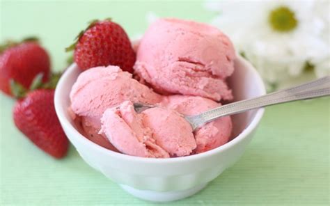 Kalau anda menginginkan es kopyor dengan rasa yang otentik, tentu saja paling nikmat itulah cara membuat es kopyor sintetis dari jelly powder. cara membuat es krim pisang penyegar dahaga enak