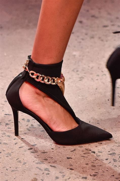 Ho visto tantissime tonalità splendide come il giallo, il verde menta, il blu elettrico, il viola acceso ed il fuxia, abbinati tra loro o stemperati da delicati accenni metal in oro o argento, sempre piacevoli in estate. Scarpe moda Primavera Estate 2020: modelli must have nel ...