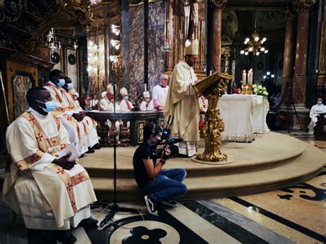 Presiede l'arcivescovo di torino mons. Cerimonia al Santuario della Consolata