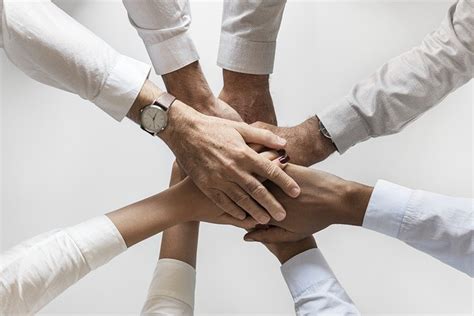 This post is going to be all about how to introduce yourself in english. Do's And Don'ts For New Employees' First Day | Lead Grow Develop