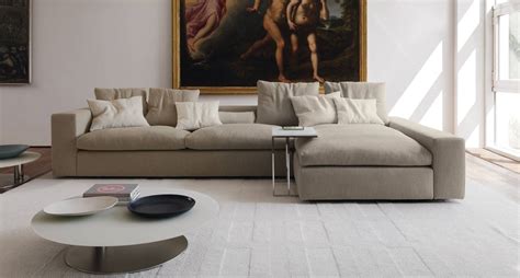 Centro focale all'interno del salotto, il divano ad angolo è l'elemento indispensabile per riunirsi con amici e familiari e godersi il massimo del comfort. Divani ad angolo componibili