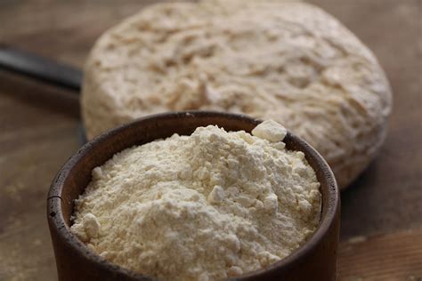 Nutrire il lievito madre, alimentandolo con acqua e farina, per mantenerne le caratteristiche. Come rinfrescare il lievito madre? È molto più facile di ...