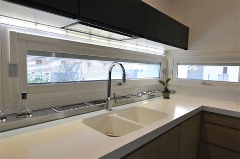 Les fenêtres basculantes peuvent être horizontales ou verticales. Finestre a bilico strette per cucina con pensili | Idee ...