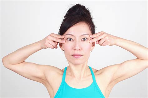 The Eye Flexshe Has A Bunch Of Face Yoga Techniques And A Free E Book From Her Website Yoga