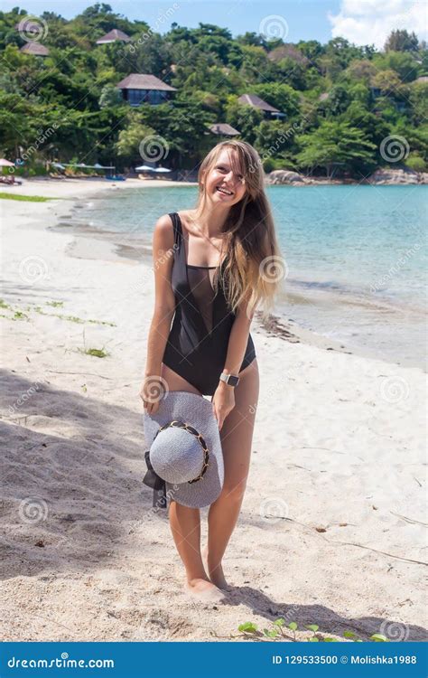 Junge Frau Im Schwarzen Badeanzug Auf Dem Strand Stockfoto Bild Von Bikini Glücklich 129533500