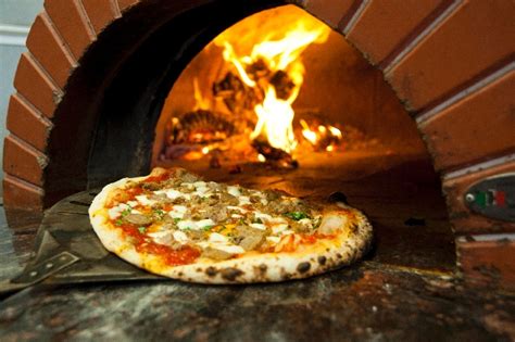Pizza Makers Re Create True Taste Of Italian Pizza Food Entertainment