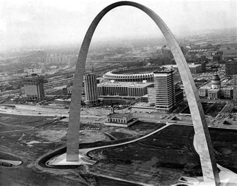 Construction Of The St Louis Gateway Arch The Art Of Mike Mignola