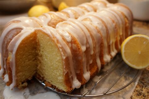 Whisk together remaining 4 teaspoons lemon juice and the confectioners' sugar. Sweet Sunday: Delicious Orange And Lemon Pound Cakes ...