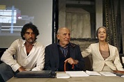 Luca Lionello, Arnoldo Foà e Lucia Poli in una scena del film Le ombre ...