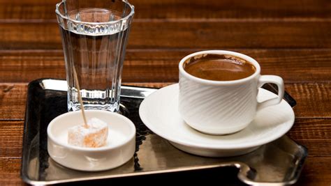 türk kahvesinin yanına ne gider neler ikram edilebilir mavi kadın