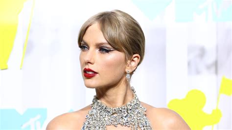 Naturally Taylor Swift Has A Midnights Manicure And She Did It