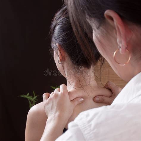 Naakte Rug Van Aziatische Vrouw Thaise Massage Stock Foto Image Of Aziatisch Massage 34757708