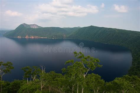 Monte Kamui Y El Lago Azul Claro Hermoso Mashu Imagen De Archivo