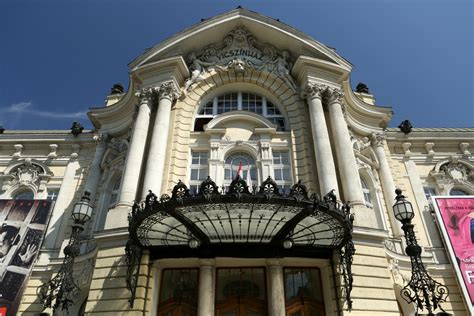 Az emberi erőforrások minisztériumának és budapest főváros önkormányzatának közös fenntartásában működik. A VígMajálison debütál a Vígszínház fiúzenekara és új ...