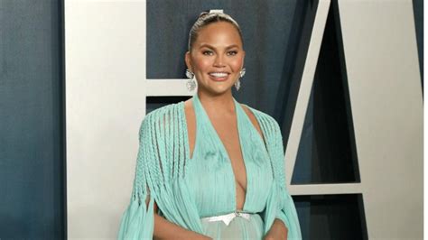 Chrissy Teigen Returns To Twitter 23 Days After Deleting Account It Feels Terrible To Silence