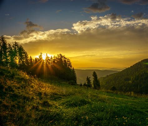 Unglaublicher Sonnenaufgang In Den Kärtner Alpen Foto And Bild