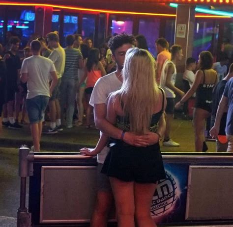 Exzess Auf Mallorca Schamlos Zwischen Bars Und Bordstein Bilder