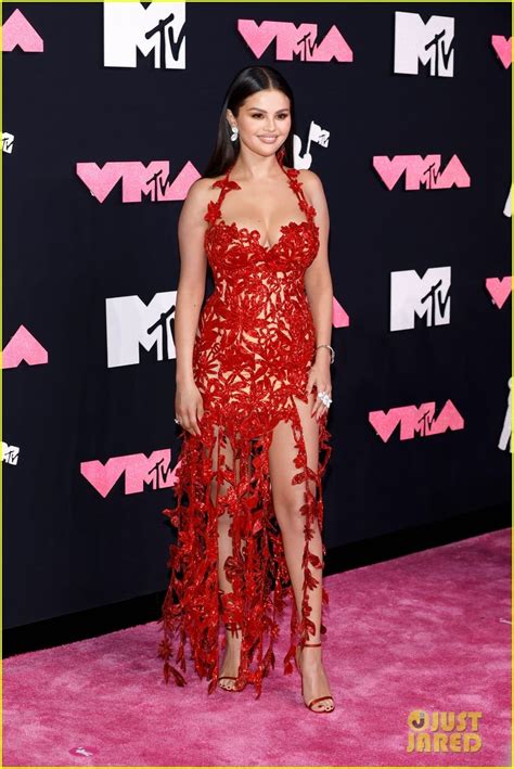 Selena Gomez Wows In Custom Red Dress At Mtv Vmas Photo Selena Gomez Photos