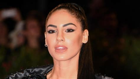 Nei titoli omettono in italia per creare un mondo parallelo in cui c'è stephen king che viene battuto da giulia de lellis e festeggia il compleanno in solitudine, dopo aver svuotato una bottiglia di whisky, perché tutti lo stanno abbandonando, mentre incombe la. Giulia De Lellis FaceApp: "Da vecchia sarò super mega ...