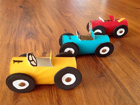 Kid's craft---- toilet paper roll race cars ! Quick Crafts, Diy Crafts
