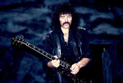 8 Guitarists You Never Knew Were Left-Handed