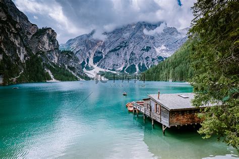 意大利著名的 Lago Di Braies 湖，南蒂罗尔的 Pragser Wildsee，意大利阿尔卑斯山的美丽湖泊，lago Di