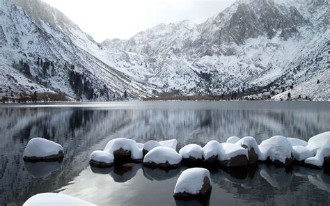 Камни ряд снег горы озеро даль обои картинки фото