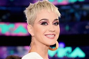 Cacheada e com sobrancelha fina: Katy Perry aparece bem diferente