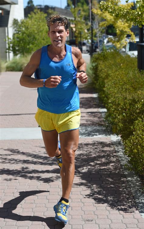Dean Karnazes Holds The Longest Non Stop Run Record In The World Vlr