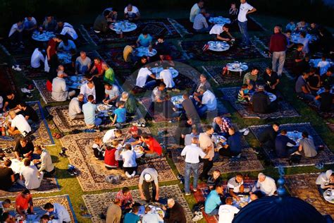 Bužim Održan Tradicionalni Iftar Na Bosanskim ćilimima U Haremu