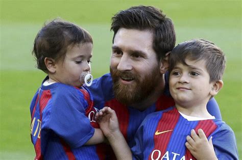 Lionel Messi Young / In Pictures Lionel Messi The Little Barcelona Kid ...