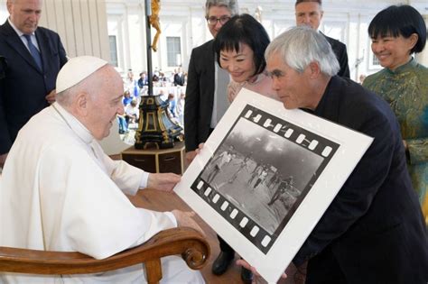 Vietnamese Photographer Gives Pope Famous Napalm Girl Picture