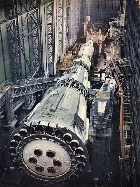 刚刚，spacex史无前例实现三枚一级火箭全部回收，重型猎鹰第一次商业发射 完美 《麻省理工科技评论》中文网