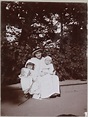 A irmã de Anna Vyrubova, Alya (Alexandra Pistohlkors), com suas filhas ...