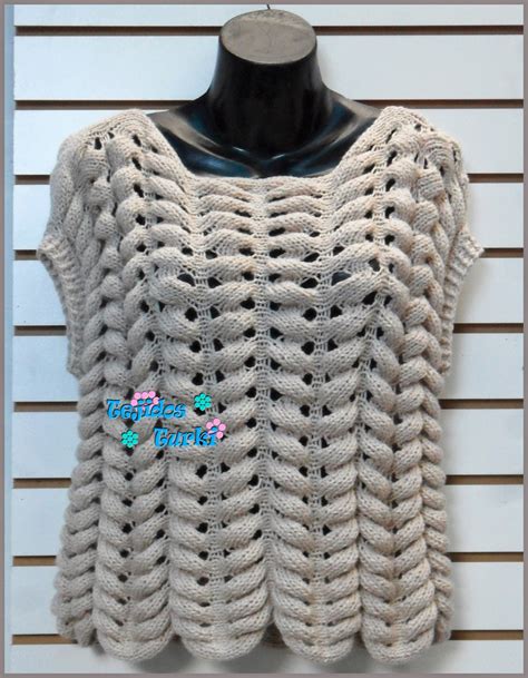 En este vídeo les enseño a tejer paso a paso una hermosa blusa con mangas muy cortas y canesú redondo en punto entrecruzado tejida íntegramente de una sola pieza sin ningún tipo de costura, a crochet o gancho ; CHALECOS DE ONDAS PARA DAMAS