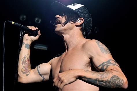 Anthony Kiedis Foot Surgery Forces Red Hot Chili Peppers To Postpone