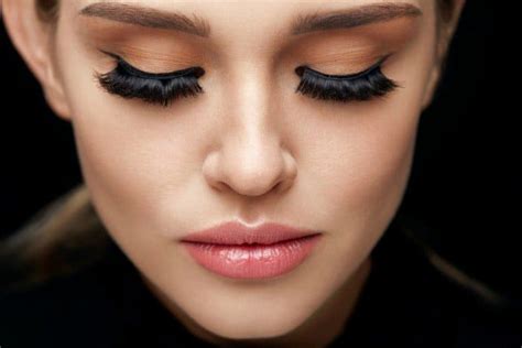 Master The Winged Eyeliner Look By Using 9 Tricks And Tips