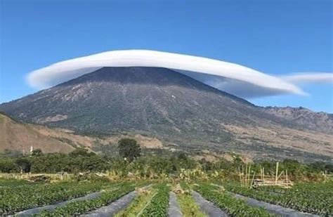 4 Fenomena Alam Gunung Bertopi Yang Pernah Terjadi Di Indonesia Cantik