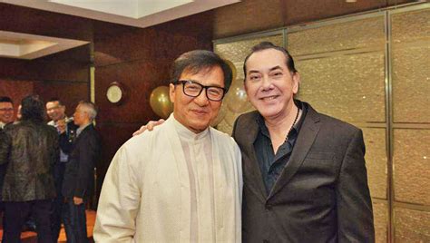 費德烈·威廉·佩里（frederick william perry）是前港英政府官員。 黃秋生從他母親黃尊儀那裏知道他的一些零碎的信息，以及保留著的一些舊照片，但無論是香港紅十字會還是其他機構，尋親一直未有結果。 今年早些時候，黃秋生接受bbc中文訪問時談到了他的父親。 斥言論被歪曲 黃秋生公開向成龍道歉 - 澳門力報官網