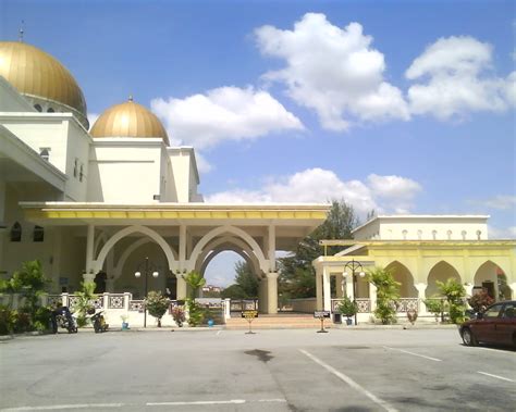 Masjid ini yang juga dikenali sebagai 'masjid terapung' terletak di jalan. CTU 151: Peranan dan Fungsi Masjid As-Salam Puchong Perdana