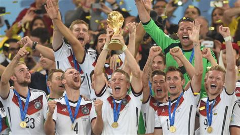 Zu welcher uhrzeit spielen die teams? "WM 2014"-Party mit Folgen: Weltmeister-Pokal ist bereits ...